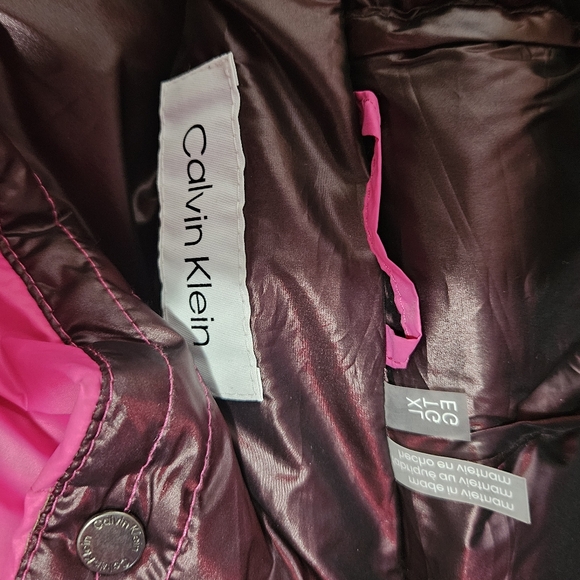 Calvin Klein Cropped Hooded Puffer Jacket - Picture 3 of 5